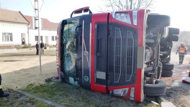 Nehoda kamionu s obilm v Podivn na Beclavsku (16. nora 2015).