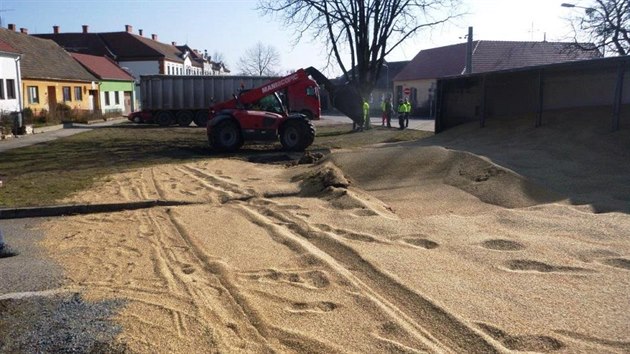 Nehoda kamionu s obilm v Podivn na Beclavsku (16. nora 2015).