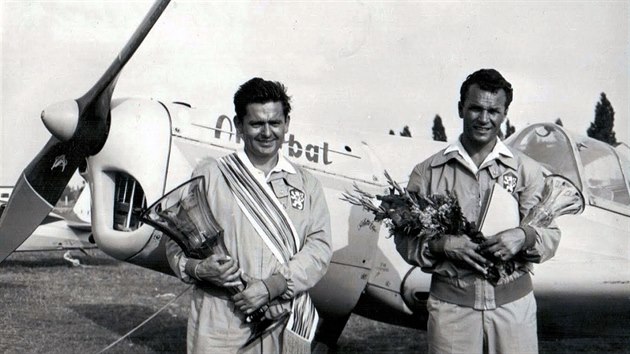 Fotografie z 1. MS v leteck akrobacii konanho v Bratislav v roce 1960. Vlevo stoj Ladislav Bezk (1. msto), vpravo Ji Blha (2. msto).