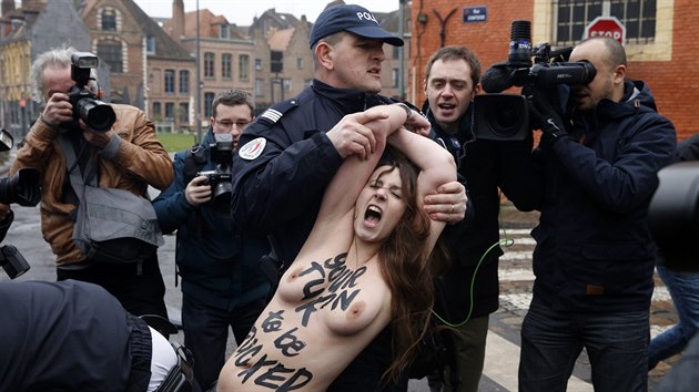 Napt kolem oekvanho prvnho vystoupen Dominiqua Strausse-Kahna ped soudem umocnily ti aktivistky feministickho hnut Femen (10. nora 2015)