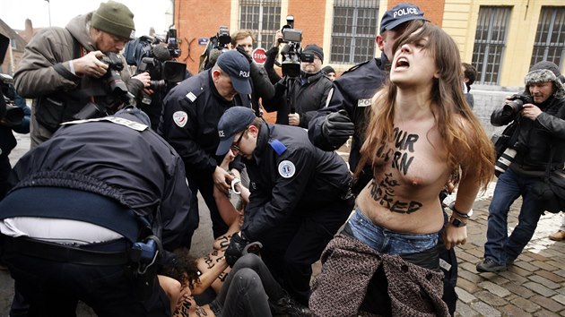 Napt kolem oekvanho prvnho vystoupen Strausse-Kahna od zatku procesu 2. nora umocnily ti aktivistky feministickho hnut Femen (10. nora)
