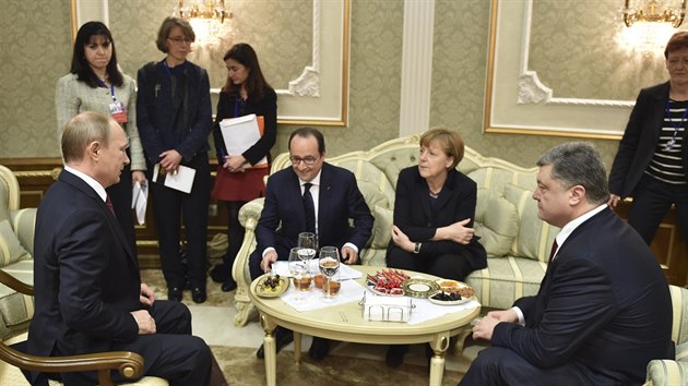 Vladimir Putin, Franois Hollande, Angela Merkelov a Petro Poroenko na krtk schzce ped zahjenm summitu (11. nora)