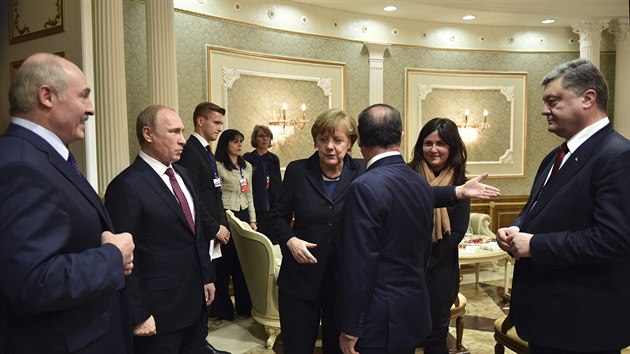 Vladimir Putin, Franois Hollande, Angela Merkelov a Petro Poroenko na krtk schzce ped zahjenm summitu (11. nora)