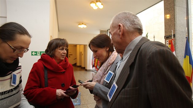 Zuzana Sovkov, Jitka Chalnkov, Eva Michalkov a Ji Pavelka pichzej do Snmovny (10. nora 2015).