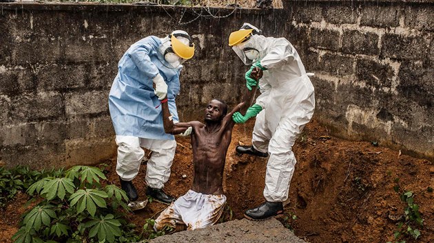 Udlost, 1. cena: Pete Muller, Prime pro National Geographic - Zdravotnci odvdj uprchlho mue, nakaenho virem ebola, zpt do karantny. Freetown, Sierra Leone