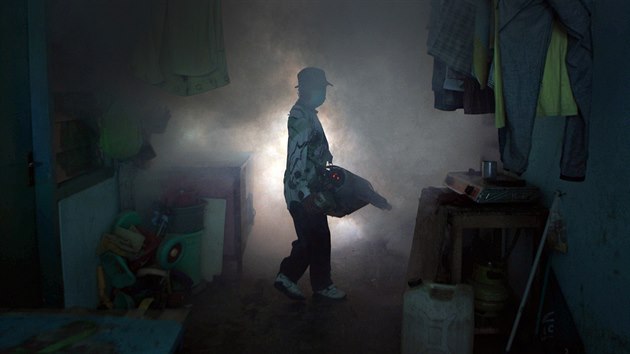 BOJ S KOMRY. Pracovnk provd postik proti komrm, aby zabrnil en horeky dengue v Surabaye. Indonsie se asto v obdob de potk s tmto onemocnnm.