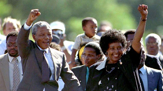 Nelson Mandela v doprovodu sv manelky Winnie krtce po oputn jihoafrick vznice Victor Verster, kde strvil 27 let. (11. nora 1990)