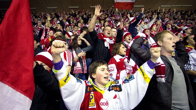 Dost mon ale O2 Arena pijde o svho nejastjho njemnka. Hokejov Slavia toti smuje opt do malho stadionu v Edenu. Vyzkouela si to u v play-out roku 2012. A fanouci vypadali, e se jim krok zamlouv.