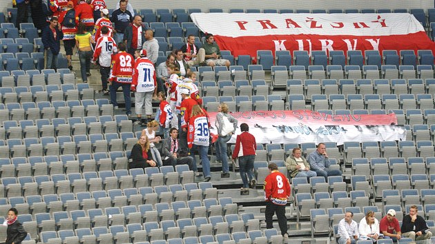 U od sezony 2004/2005 se ze staikho Edenu do Libn pesthovala hokejov Slavia. Fanouci tehdy elitnho tmu si ale halu nikdy neoblbili. V roce 2006 napklad protestovali proti drahmu vstupnmu.