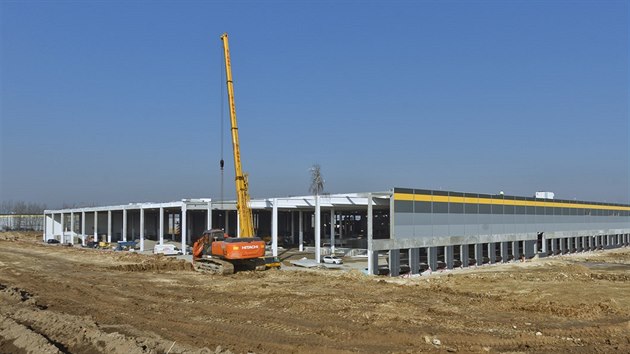 Stavba logistickho centra Amazon u stedoesk Dobrovze (16. nora 2015)