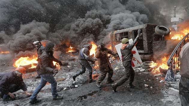 Ukrajintí demonstranti pi bojích na kijevském Majdanu. (únor 2014)