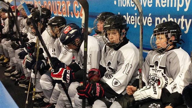 MAL HRDINOV. Hokejist do 13 let se v eskch Budjovicch  pipravuj na turnaj v Kanad.