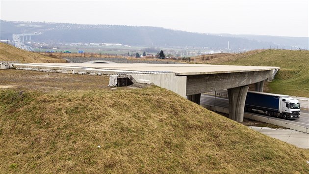 Nedokonen most v Komoanech, kterm se m Praha 12 napojit pes dva kilometry dlouhm pivadem na Prask okruh.