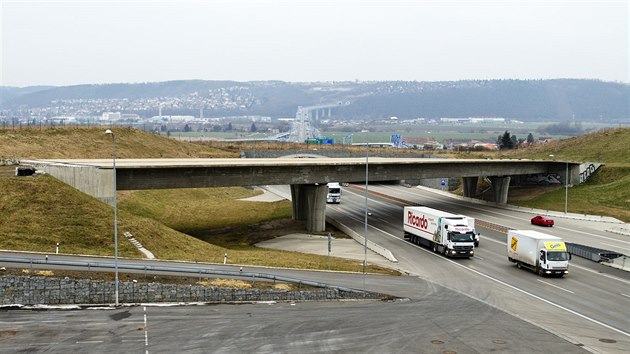 Nedokonen most v Komoanech, kterm se m Praha 12 napojit pes dva kilometry dlouhm pivadem na Prask okruh.