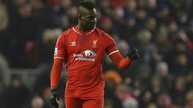 Liverpoolsk tonk Mario Balotelli a jeho stdm oslava glu do st Tottenhamu Hotspur.