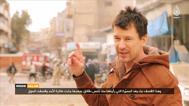 Zajat britsk novin John Cantlie vystupuje v reporti z Aleppa zveejnn Islmskm sttem.