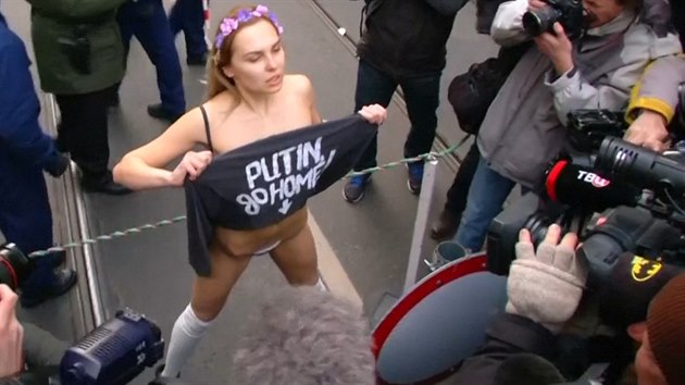 Aktivistka z hnut Femen protestuje v Budapeti proti nvtv ruskho prezidenta Vladimira Putina v Maarsku.