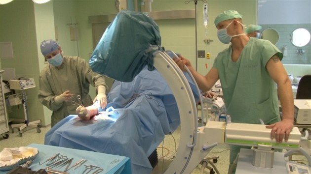 Oddlen ortopedie v nemocnici v Rychnov nad Knnou zaalo vyuvat mobiln rentgen s C-ramenem (10.2.2015).