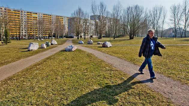 Zelen plocha ped poliklinikou na Beneov td. V minulosti tu jedna petice odrazila stavbu eckokatolickho devnho kostela (16.2.2015).