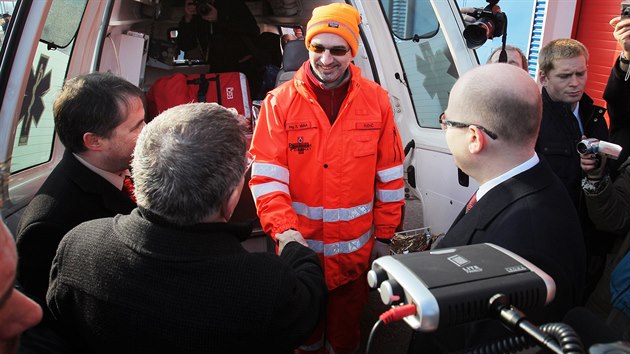 U odjezdu konvoje byl tak premir Bohuslav Sobotka a ministr zahraninch vc Lubomr Zaorlek.