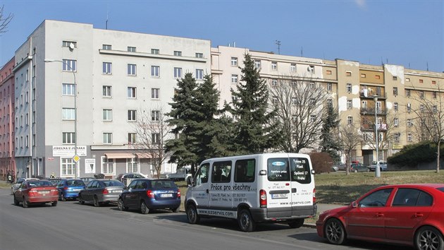 V domech mezi Korandovou a Plachho ulic v Plzni vzniklo ghetto, kde ij destky sociln slabch lid. ada z nich je zadluen a bez prce.