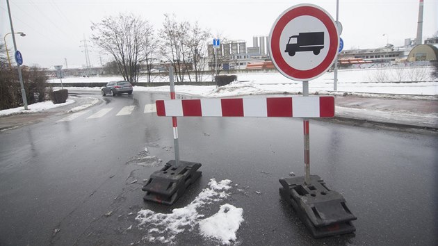 Znaka posl kamiony ven z Otrokovic, nov hlavn vjezd je umstn u silnice smrem na Tlumaov