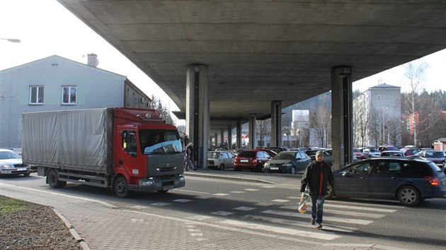 Nadjezd pivd dopravu do centra Vsetna.