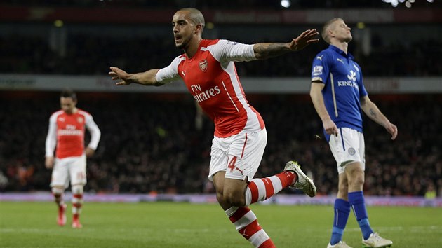 Theo Walcott z Arsenalu se raduje z glu v zpase s Leicesterem.