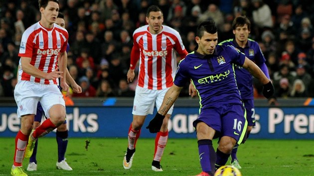 Sergio Agero z Manchesteru City stl gl v zpase se Stoke.