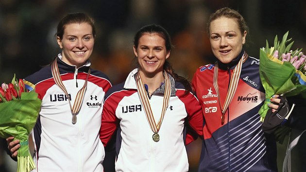 Karolna Erbanov (vpravo) na stupnch vtz se s Ameriankami Heather Richardsonovou (vlevo) a Brittany Boweovou.