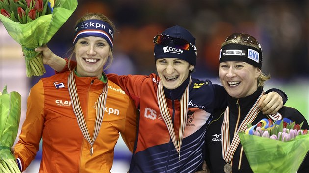 Martina Sblkov (uprosted) se stbrnou Nizozemkou Carlijn Achtereekteovou (vlevo) a nmeckou veternkou Claudi Pechsteinovou, kter zskala bronz.