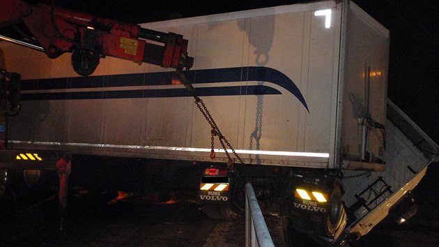 V Pitn v pondl veer 16. nora sklouzl kamion na ledu a zstal viset z mostu.