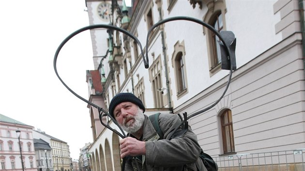 Olomouck vtvarnk a umleck kov Milan Polin vyrobil k oslav svtku svatho Valentna srdce, kter nyn bude na tden stt na Hornm nmst a zamilovan na nj mohou dt takzvan zmky lsky.