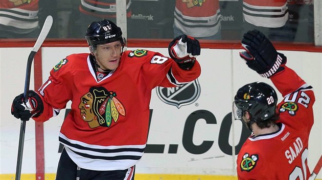 Marin Hossa (vlevo) a Brandon Saad se raduj z glu Chicaga.