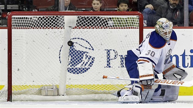 Edmontonsk glman Viktor Fasth inkasuje, spnm stelcem je Patrik Eli z New Jersey.