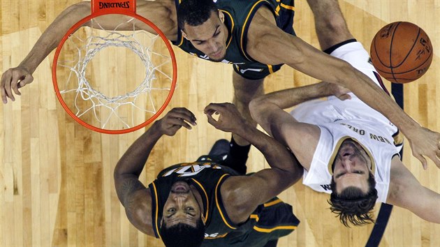 Jeff Withey (v blm) z New Orleans se marn pokou prorazit utask dvojblok Rudy Gobert (nahoe) a Derrick Favors.