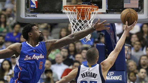 DeAndre Jordan (vlevo) z LA Clippers se pokou zastavit Chandlera Parsonse z Dallasu.