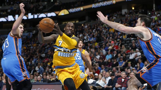 J. J. Hickson (ve lutm) z Denveru pronik ke koi Oklahoma City mezi Mitchem McGarym (vlevo) a Nickem Collisonem.