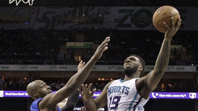 P. J. Hairston (vpravo) z Charlotte se prosazuje pes Anthonyho Tollivera z Detroitu.