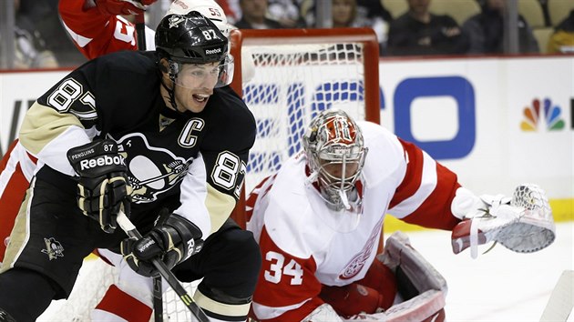 Sidney Crosby z Pittsburghu si vybrusllil ped branku Petra Mrzka z Detroitu.