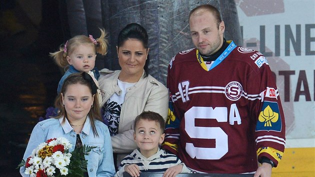 Jaroslav Hlinka (na snmku s rodinou) byl ocenn coby nejproduktivnj hr v historii hokejov Sparty.