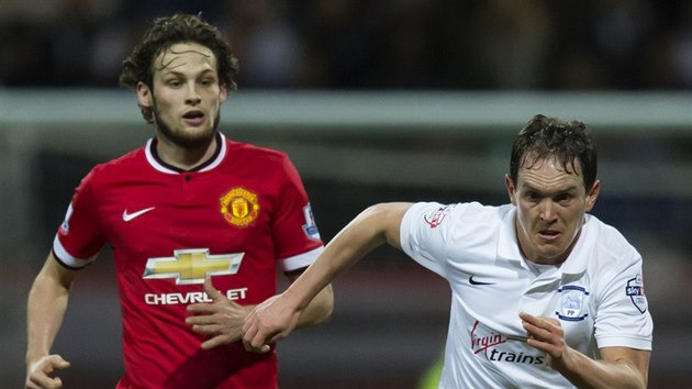 Neil Kilkenny (vpravo) z Prestonu a Daley Blind z Manchesteru United v souboji o m.