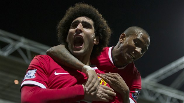 Marouane Fellaini (vlevo) a Ashley Young oslavuj gl Manchesteru United.