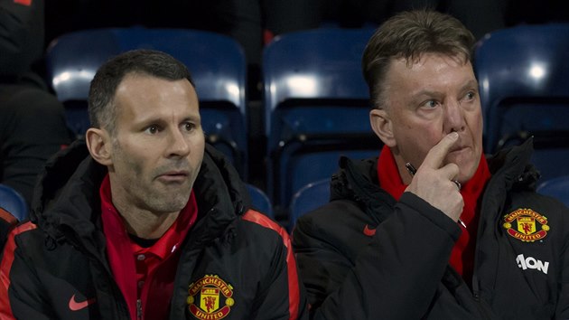 Louis van Gaal (vpravo) a Ryan Giggs. Neboli hlavn trenr Manchesteru United a jeho asistent.