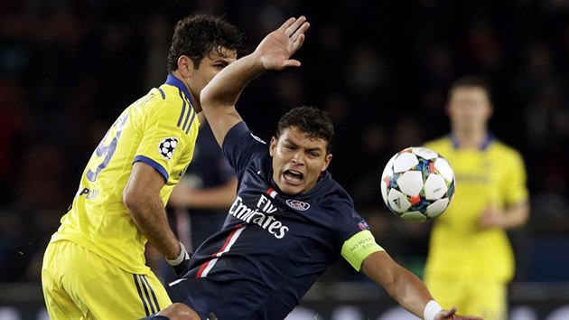 Thiago Silva (v tmavm) z Paris St Germain v souboji s Diegem Costou z Chelsea.