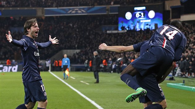 Fotbalist Paris St. Germain oslavuj stelce Edinsona Cavaniho.