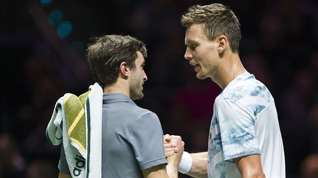 Gilles Simon (vlevo) blahopeje Tomi Berdychovi k postupu do finle turnaje v Rotterdamu.