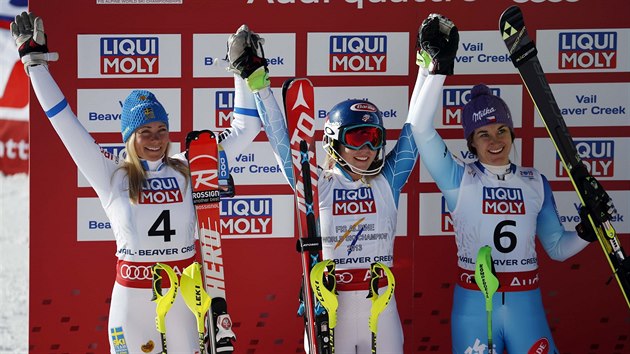 MEDAILISTKY ZE SLALOMU POHROMAD. Uprosted je vtzka Mikaela Shiffrinov, vlevo druh Frida Hansdotterov a vpravo pak bronzov rka Strachov.