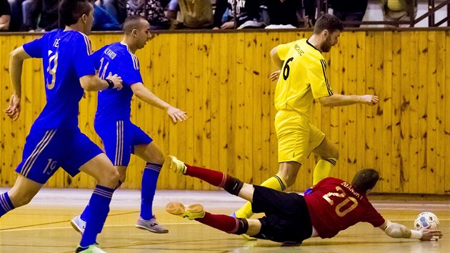 Momentka z futsalovho duelu mezi Chrudim (modr) a Vysokm Mtem