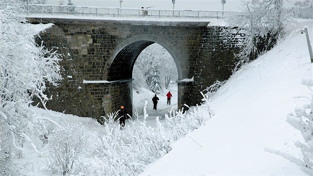 Moldavskou horskou drhou na bky - Pod viaduktem koleje kon, lyai jedou do ech